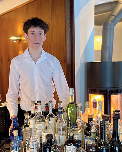 un apprenti _ Noé en restauration